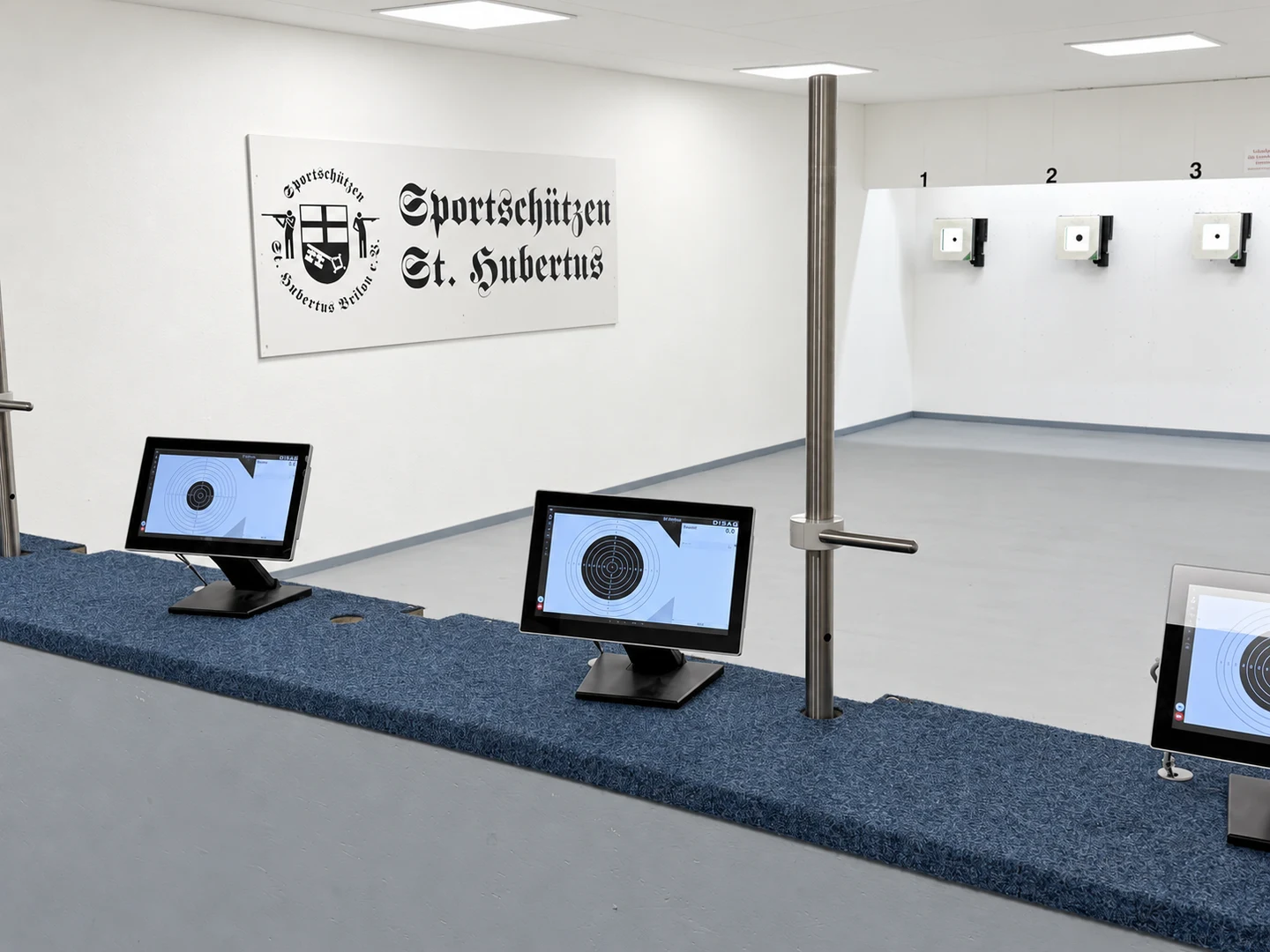 Elektronische Trefferanzeige am Luftdruckstand und Vereinszeichen der Sportschützen St. Hubertus